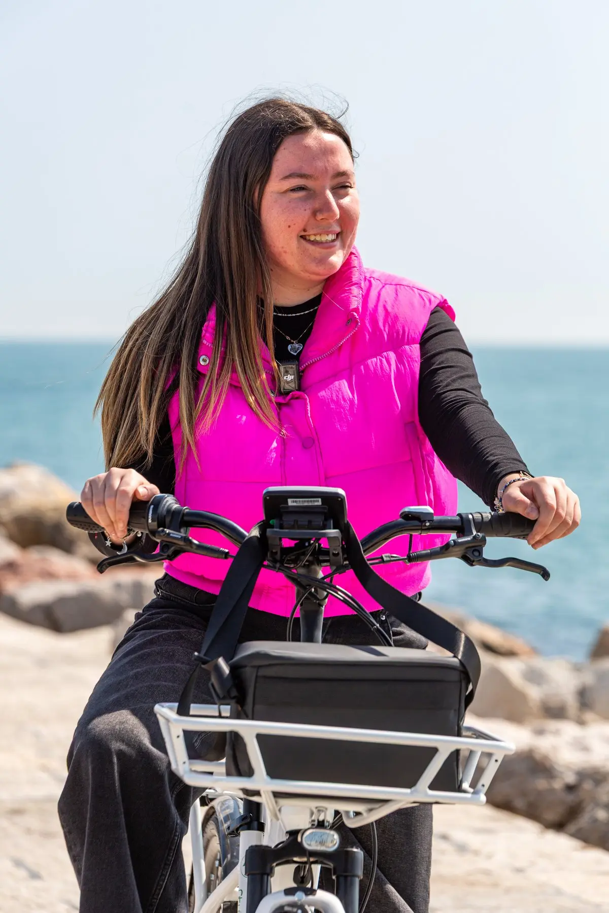 Cliente in sella a un'e-bike Latte e Menta